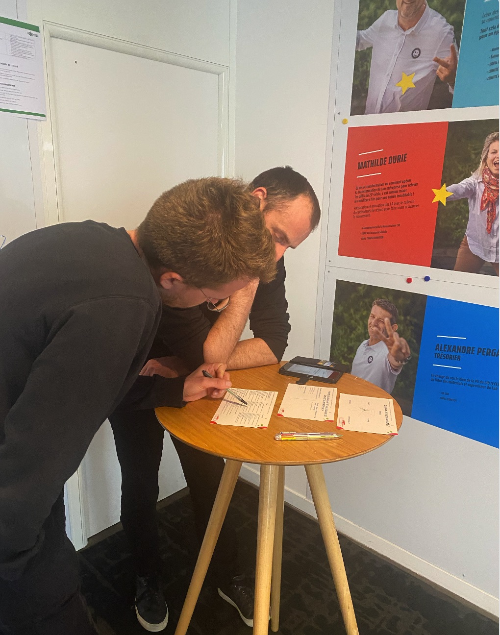 Deux dirigeants travaillant avec les cartes