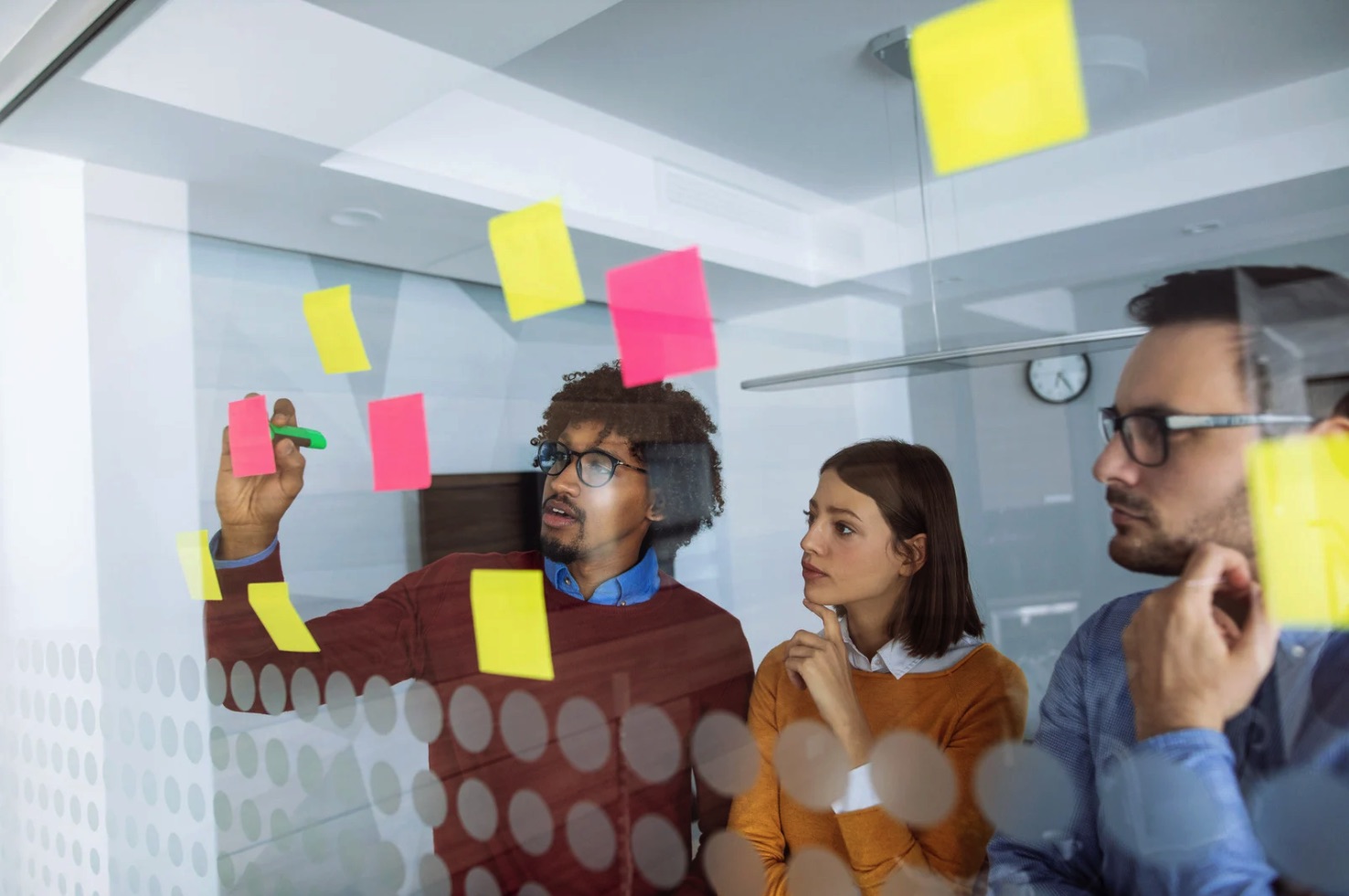 Equipe en reunion de travail collaboratif avec post-its